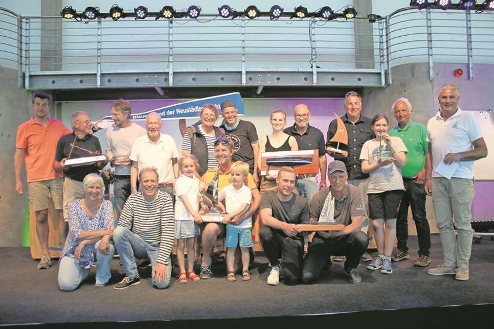 Die Preisträger beim Gruppenfoto nach der Siegerehrung.