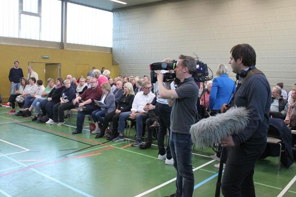 Die Ausschuss-Sitzung wurde wegen des großen Andrangs von der Dorfschänke in die Mehrzweckhalle Merkendorf verlegt.