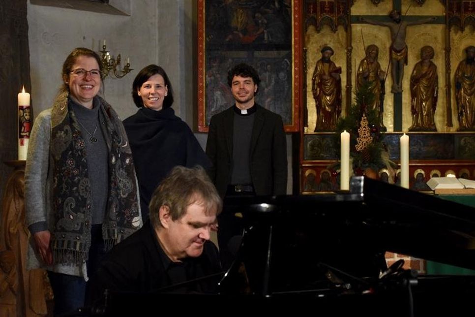 Michael Arp am Klavier, dahinter von links: Birgit Karstens, Dorothee Schönfeldt und Pastor Hans Hillmann.