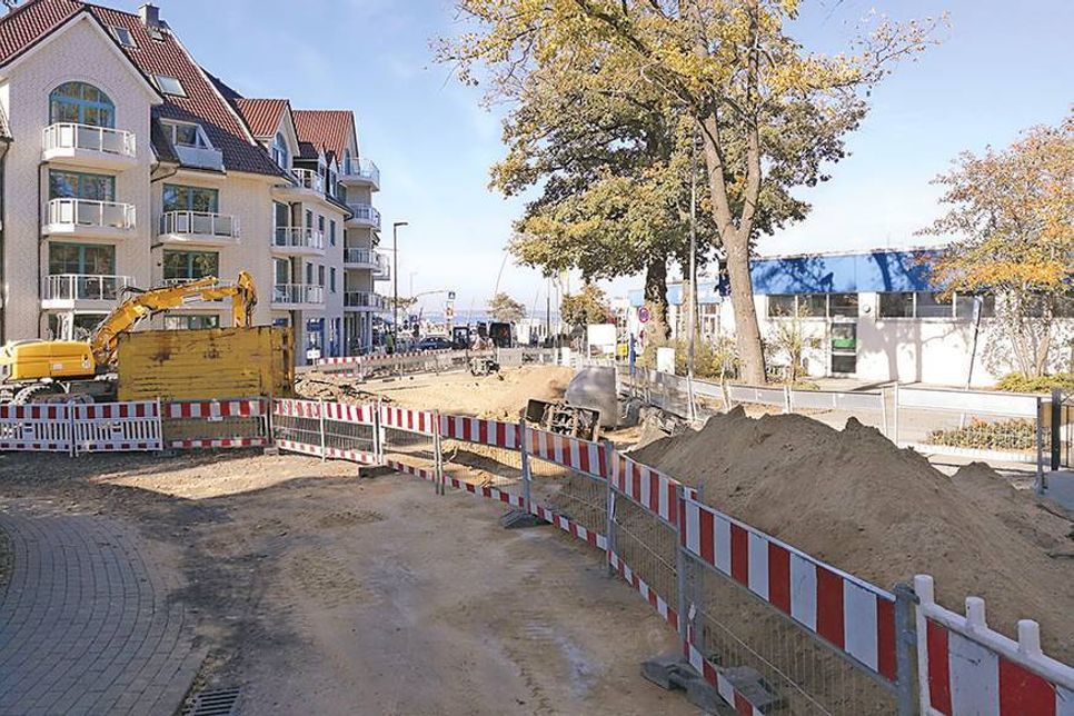 Großbaustelle vor dem Niendorfer Meerwasserhallenbad: Die Verkehrsinsel weicht für die neue „Verkehrsspange“. Der Bereich ist voll gesperrt. (Foto: René Kleinschmidt)