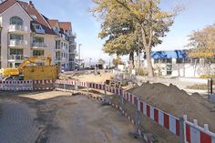 Großbaustelle vor dem Niendorfer Meerwasserhallenbad: Die Verkehrsinsel weicht für die neue „Verkehrsspange“. Der Bereich ist voll gesperrt. (Foto: René Kleinschmidt)