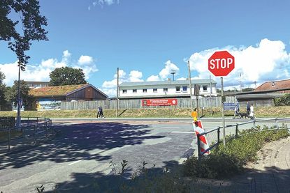 Achtung, geänderte Verkehrsführung: In der Hafenstraße steht jetzt vor der Abzweigung in die Strandstraße ein Stop-Schild, hier muss man nun halten. Die Vorfahrtsstraße verläuft jetzt über die Strandstraße, die zur Fahrradstraße wurde.