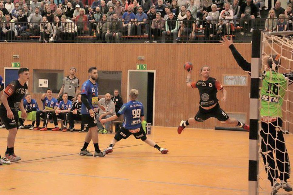 Spektakulär: Ben Jarik beim Torwurf.