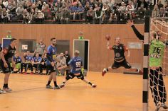 Spektakulär: Ben Jarik beim Torwurf.