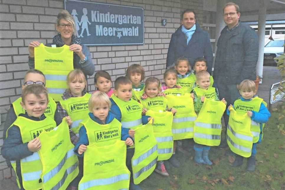 Kellenhusen. Unter diesem Motto unterstütze die Provinzial Geschäftsstelle Grube, vertreten durch Marcus Guttau und Michael Breuer, den Kindergarten Meerchenwald in Kellenhusen mit dem Meerchenwald-Logo auf den Warnwesten. Ein sicherer Begleiter auf den vielen Spaziergängen im Ort, am Strand oder im Wald. (red)