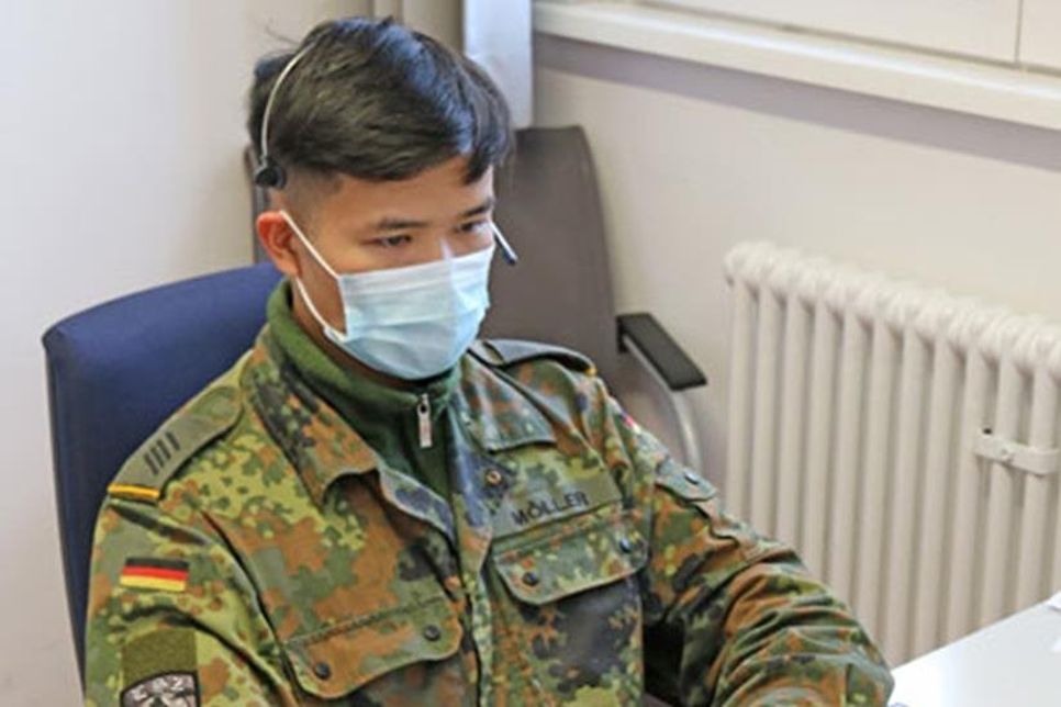 Stabsgefreiter Tri Vien Möller unterstützt bei der Kontaktnachverfolgung im Gesundheitszentrum Lübeck