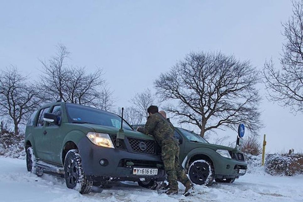 Zwei Soldaten der Feldnachrichtenkräfte bei der Einsatzvorausbildung,