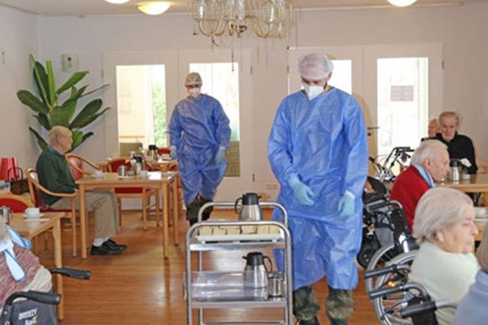 Stabsunteroffizier (FA) Janek Schlüter und Oberstabsgefreiter Florian Breede bei der Essensausgabe im Seniorenheim Büchen