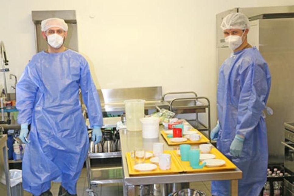 Stabsunteroffizier (FA) Janek Schlüter und Oberstabsgefreiter Florian Breede bei der Essensausgabe im Seniorenheim Büchen