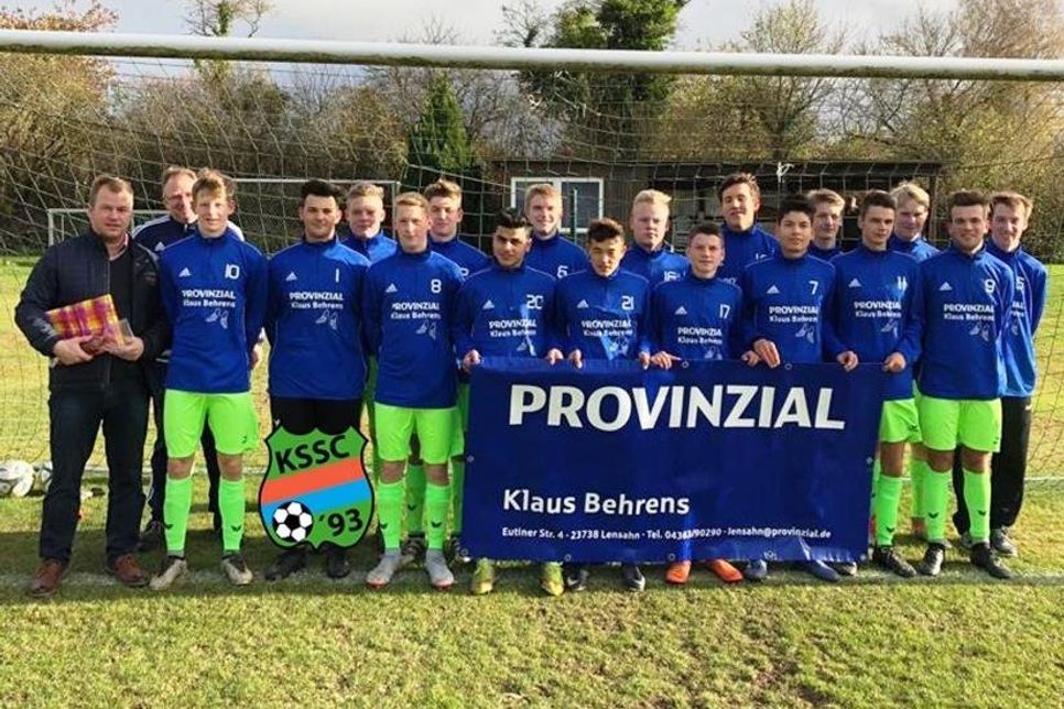 Kabelhorst. Mit 9:0 gewann die A-Jugend der JSG Ostholstein/Kabelhorst ihr Heimspiel gegen den SV Schashagen-Pelzerhaken. Vor dem Spiel durften sich die Spieler über neue Trikot-Tops freuen. Der Satz wurde von Klaus Behrens von der Provinzial aus Lensahn gesponsert. (red)