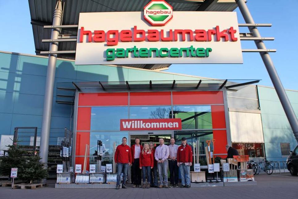 Marktleiter Carsten Winkelmann (Mi.) freut sich mit seinem Team über den Wechsel zu hagebau.