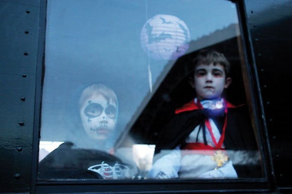 Auf geht’s zur Geisterfahrt: Bennet Weiß (6) und sein Bruder Vincent (3) bieten hinter den Zugfenstern einen schauerlichen Anblick. Fotos: Asmus