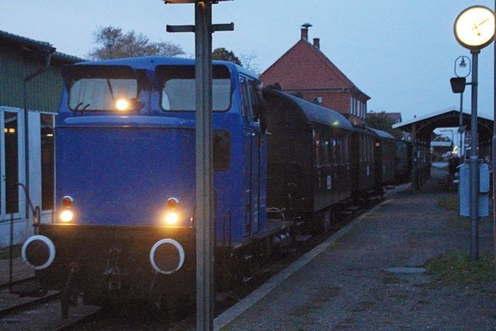 17.10 Uhr ab Schönberger Strand: Der Geisterzug setzt sich in Bewegung.