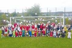 Die jungen Strandpiraten des NTSV Strand 08 freuen sich über die Fußball-Spende von Kinderherz e.V..