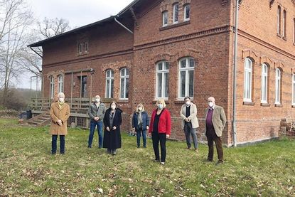 Die Staatssekretärin Bettina Hagedorn (vorn) will sich in Berlin für einen Bundeszuschuss einsetzen. Bei ihrem Besuch der Gedenkstätte mit dabei waren (v.l.): Architekt Torsten Ewers, vom Trägerverein Daniel Hettwich und Ingaburgh Klatt, die Landtagsabgeordnete Sandra Redmann, Bürgermeister Adreas Zimmermann sowie Bürgervorsteher Hans-Joachim Dockweiler.