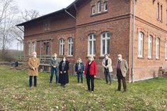Die Staatssekretärin Bettina Hagedorn (vorn) will sich in Berlin für einen Bundeszuschuss einsetzen. Bei ihrem Besuch der Gedenkstätte mit dabei waren (v.l.): Architekt Torsten Ewers, vom Trägerverein Daniel Hettwich und Ingaburgh Klatt, die Landtagsabgeordnete Sandra Redmann, Bürgermeister Adreas Zimmermann sowie Bürgervorsteher Hans-Joachim Dockweiler.