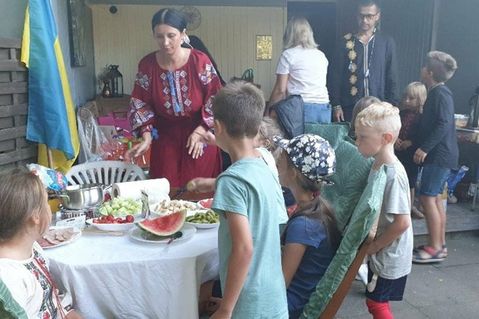 Im Garten der Begegnung der Initiative Jugend e.V. feierten ukrainische Kinder mit ihren geflüchteten Familien den Unabhängigkeitstag.
