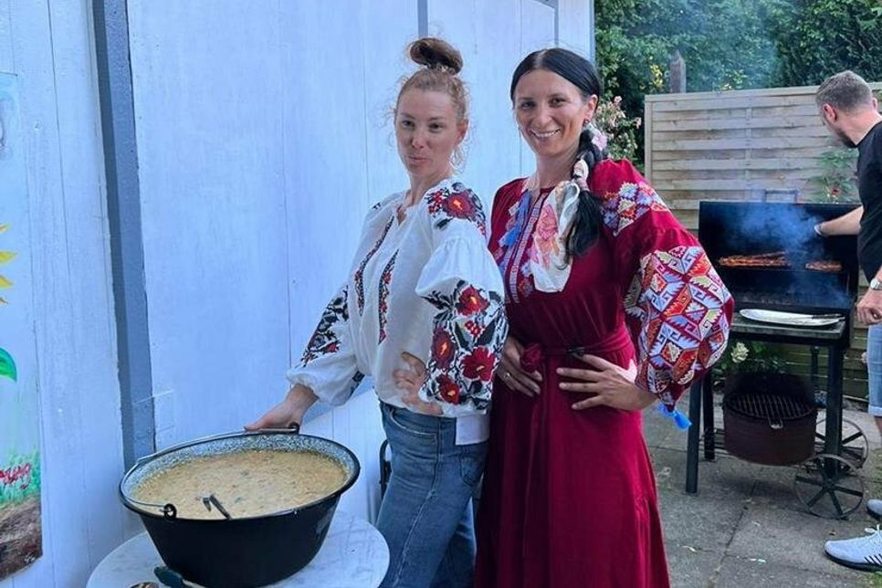Die traditionelle Kleidung wird bestickt mit der persönlichen Familiengeschichte.