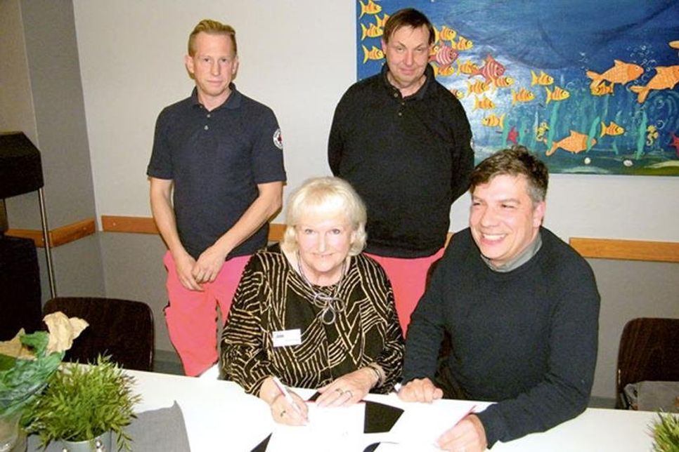 Helga Poppe und Michel Brehm unterzeichneten die Schenkungsurkunde im Beisein von Oliver Poppe und Uwe Hansen.