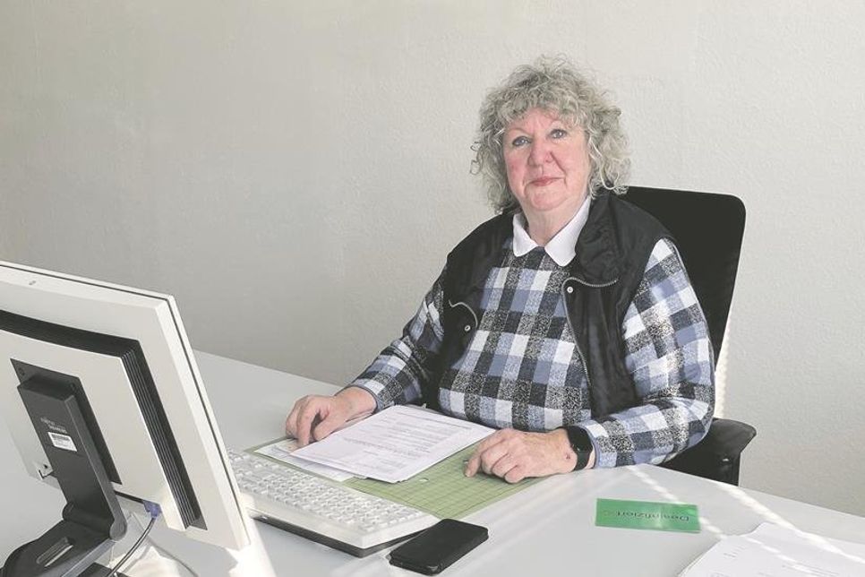 Ilse Wenskus an ihrem Arbeitsplatz im Rathaus. Seit dem 1. April 2021 ist die Malenterin Gleichstellungsbeauftragte für die Gemeinde Bad Malente-Gremsmühlen. (Der Nasen-Mund-Schutz wurde nur fürs Foto abgenommen.)