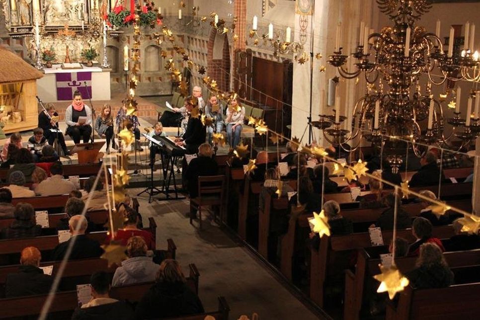 Jedes Jahr kann man beim Adventssingen in der Stadtkirche zuhören, mitsingen und die schöne Stimmung genießen.
