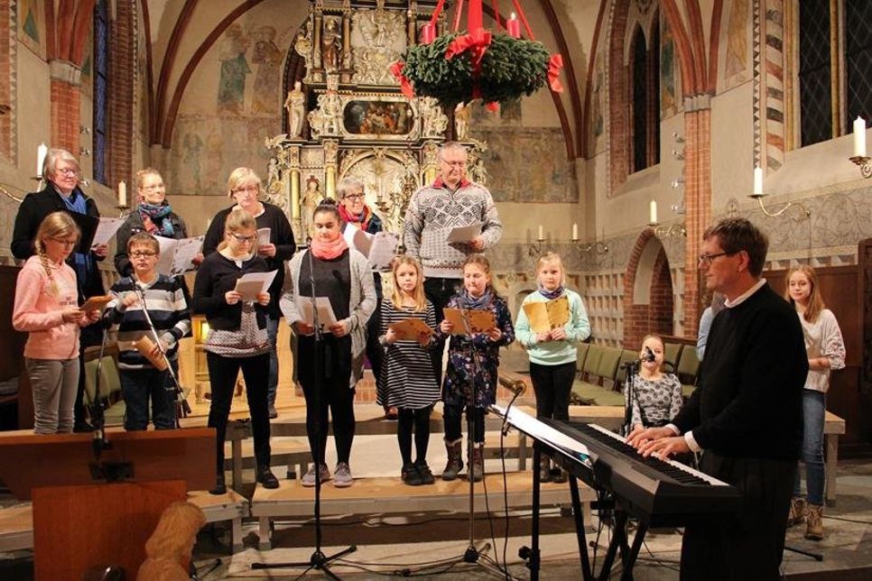 Der Kinderchor unter Leitung von Andreas Brunion (re.) trug unbekanntere Weihnachtslieder aus seinem Repertoire vor.