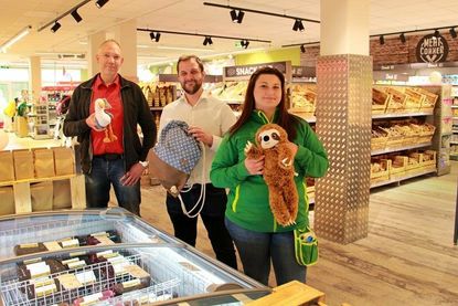 Man sieht ihnen die Freude an der Sache an: Denis Schlüter (Mi.) mit seiner Schwester und Marktleiterin Julia Schlüter sowie Verkaufsleiter Matthias Hamer, der übrigens mit der Möwe „Hinnerk“ ein potenzielles Grömitz-Maskottchen für Vierbeiner in den Händen hält.