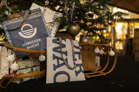 Das Adventsgewinnspiel enthält maritime Artikel für den Strand- und Alltag. (Foto: www.luebecker-bucht-ostsee.de)