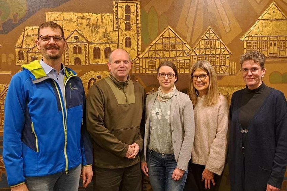 Der neue Vorstand (v.l.): Schatzmeister Peer Hoffmann (Kieler Volksbank), Vorsitzender Thies Harm (Capitol-Filmtheater), die erste stellvertretende Vorsitzende Marlies Schelle (Liesels Teewelt), die zweite stellvertretende Vorsitzende Renate Weltrowski (Villa Kinderland) und Schriftführerin Stephanie Ambaum (Brillen Heinzel). Die Beisitzerinnen Bettina Krause und Karin Peters-Leber wurden in Abwesenheit gewählt.