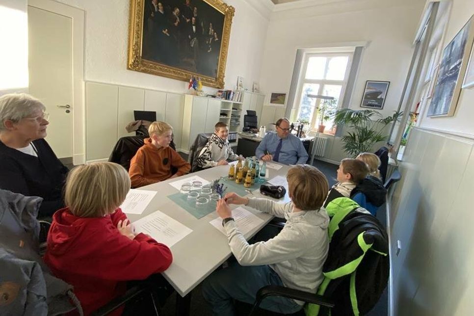 Teilnehmerinnen und Teilnehmer des Forum-Kreativ-Workshops im Austausch mit Bu¨rgermeister Mirko Spieckermann. (Foto: Sebastian Bertram)