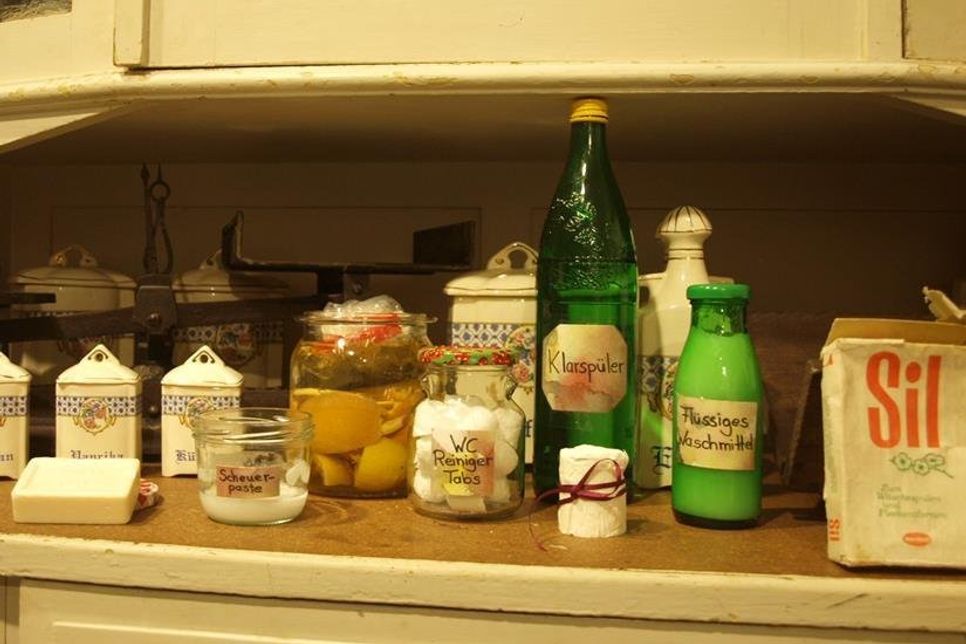 Haushaltsreiniger ohne chemische Keule verspricht der Workshop mit Claudia Hofer im Dorf- und Schulmuseum Schönwalde. Die Teilnehmer können an dem Abend flüssiges Waschmittel, Klarspüler und sogar WC-Reiniger als Tabs herstellen. Mehr als fünf Zutaten sind dafür nicht nötig.