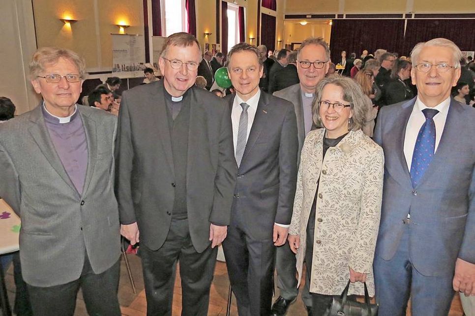 In Feierlaune (v.l.): Pfarrer Dr. Bernd Wichert, Weihbischof Horst Eberlein, Bürgermeister Carsten Behnk, Propst Peter Barz, Bürgervorsteherin Susanne Knees (Oldenburg); Bürgervorsteher Dieter Holst (Eutin).