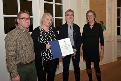 Familie Reher aus Schönweide erhielt den Kulturpreis für die Erhaltung des alten Schafstalls und der Försterei – (v. l.) Christian Reher, Anna-Karina Steinhard, Wilfried Reher sowie (nicht im Bild) Cornelia Reher. Kreispräsidentin Hildegard Mersmann überreichte den Preis in einer Feierstunde im Plöner Prinzenhaus.
