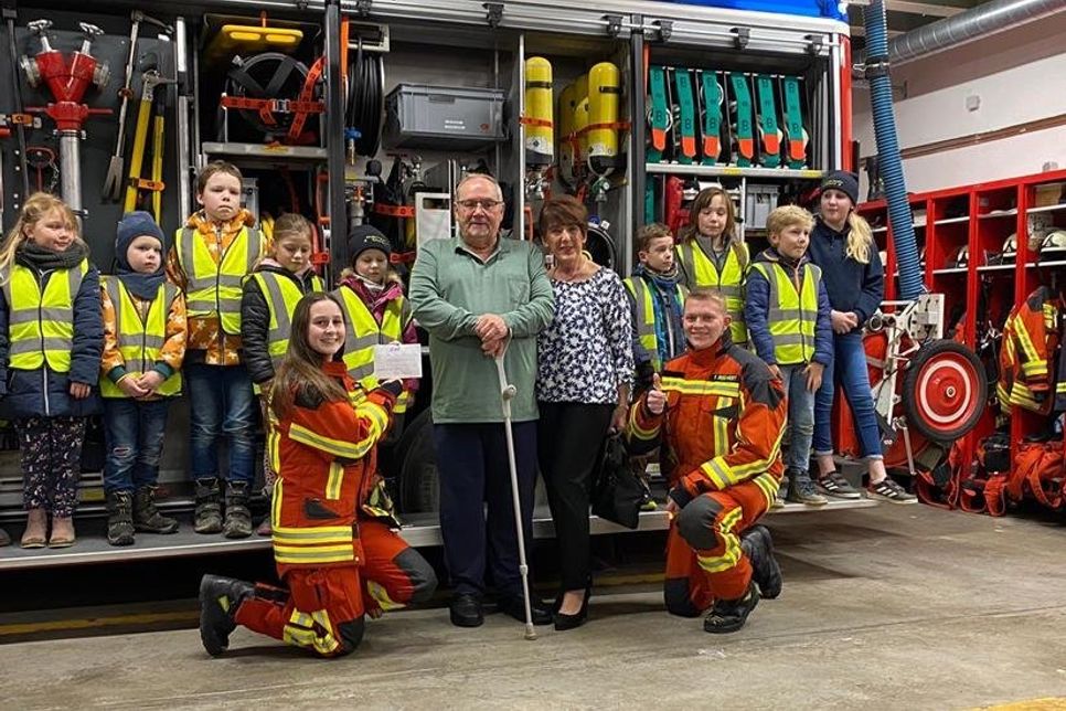 Sarah Schimanski (Stellvertretende Leiterin der KFS80), Peter Tobisch, Gabriele Jahn, Felix Reichert (Stellvertretende Leiter der KFS80) (v. lks.) mit einigen Kids@KFS80.