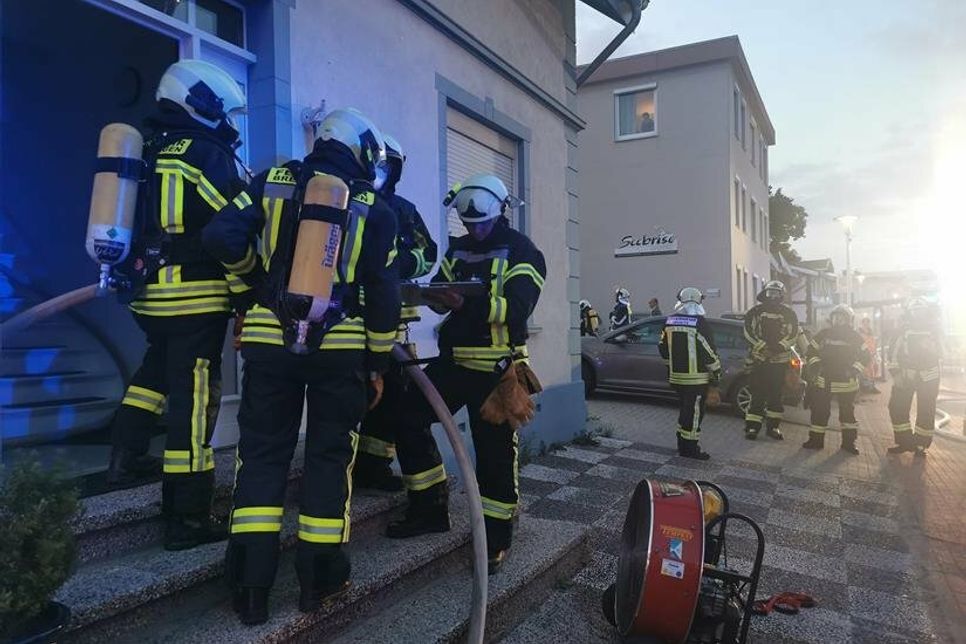 Mit Kleinlöschgerät und C-Rohr kamen drei Trupps unter Atemschutz zum Einsatz.