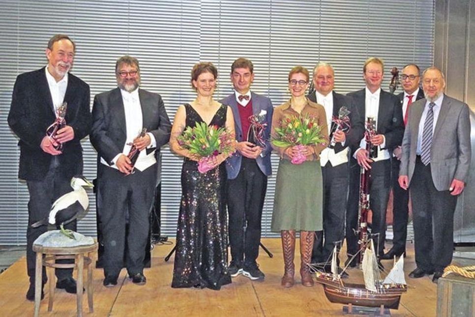 Gruppenbild mit Seevogel und Schiff (v.l.): Wilfried Schultz (Programmgestalter), Thomas Goralzyk (Klavier), Juliana Soproni (Violine), Frank Roder und Sabine Schindler (Sprecher), Martin Karl-Wagner (Kontrabass), Klaus Liebetrau (Fagott), Thomas Piehl (Vorstandsvorsitzender Sparkasse Holstein), Klaus Schöfer (Vorsitzender der Freunde der Landesbibliothek). Fotos: Hasse