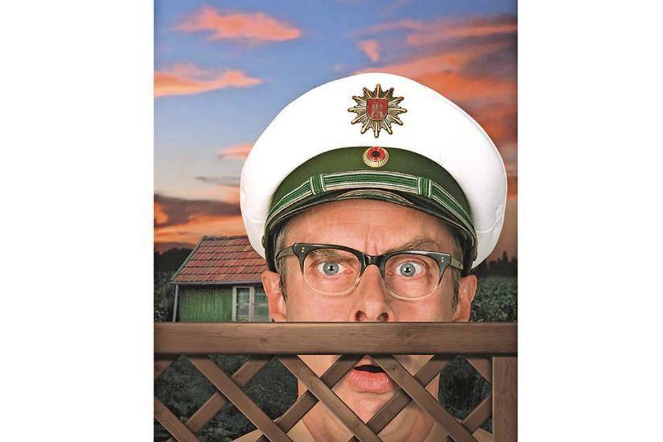 Das ist die Figur des Polizisten „Herr Holm“, mit der Dirk Bielefeldt schon 1991 sein erstes kabarettistisches Theaterprogramm feierte.