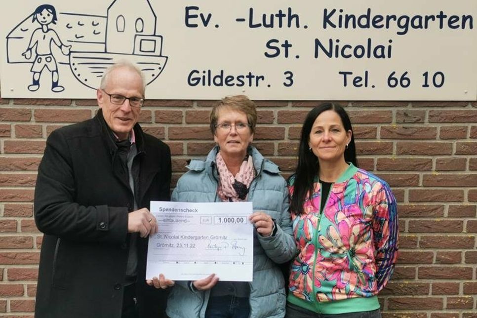 Spendenübergabe an Heike Schwoch (mi.) vom St. Nicolai-Kindergarten durch Rüdiger Strey und Carola Reinke (re.).