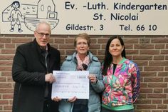 Spendenübergabe an Heike Schwoch (mi.) vom St. Nicolai-Kindergarten durch Rüdiger Strey und Carola Reinke (re.).