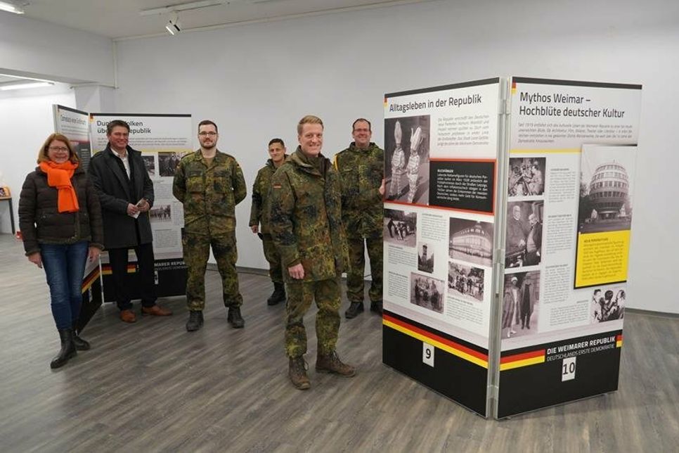 Offizielle Eröffnung der Ausstellung mit den Vertretern der Patenkompanie sowie Bürgermeister Michael Robien (2. v. lks.) und Petra Rathje von der Gemeinde Lensahn.