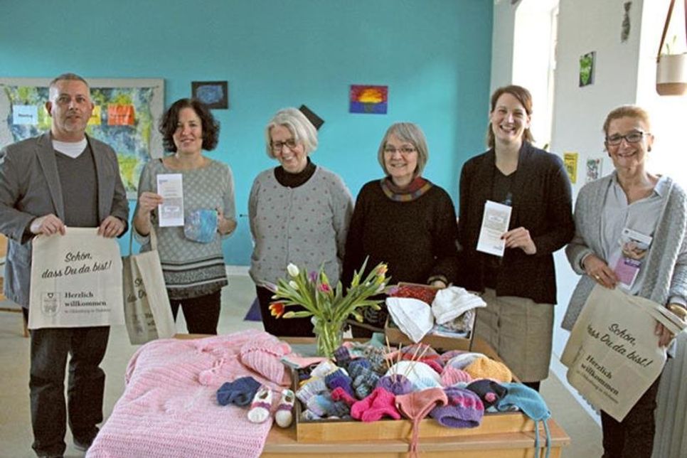 Jörg Saba, Katja Kirschall, Angelika Ginterra (Teilnehmerin in der Strickgruppe), Bettina Schmidt (Teilnehmerin in der Strickgruppe), Kristina Bruhn und  Silke Hüttmann (Fachanleitung aller Familienzentren im Kreis Ostholstein), stellten am 29. Januar das frisch umgesetzte Projekt „Willkommensgruß“ im Familienzentrum Oldenburg vor. Die Sprechzeiten im Familienzentrum sind montags, mittwochs und freitags zwischen 9.00 und 12.00 Uhr sowie nach telefonischer Vereinbarung. Es ist auch über die Mail Familienzentrum-oldenburg@dksb-Heiligenhafen eine Kontaktaufnahme sowie über die Rufnummern 0160-96736965 und 0157-50361115 möglich.