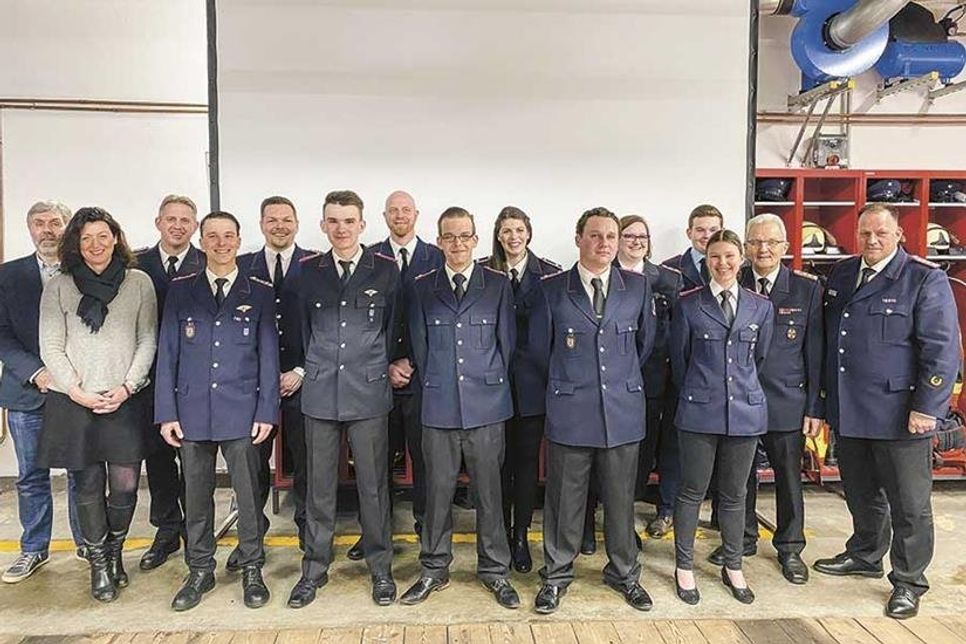 Alle geehrten und beförderten Mitglieder der Versammlung mit dem stv. Bürgermeister Henning Nitz, Ortswehrführer Sebastian Levgrün (von hinten links), Bürgermeisterin Bettina Schäfer (vorne links), Markus Raabe, der stv. Gemeindewehrführer (von rechts) und daneben Ehrengemeindewehrführer und Beisitzer des Kreisfeuerwehrverbandes Ostholstein Reinhold Mang.