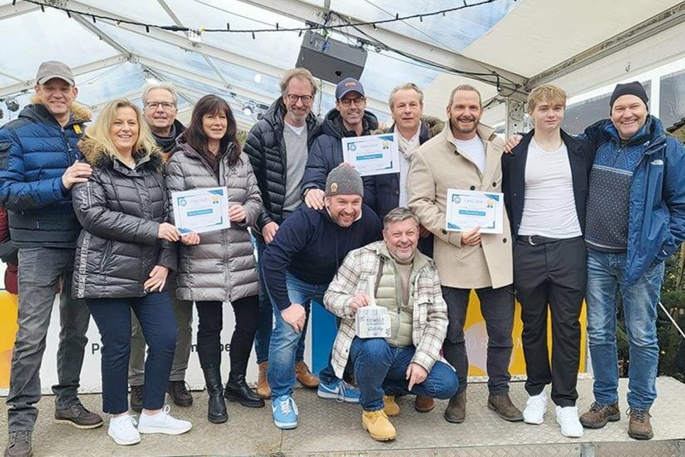 Die drei Gewinner-Teams der „Scharbeutzer Eisstock Open“ nach der Siegerehrung.