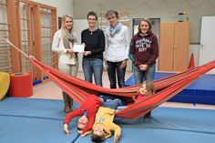 Die Mitarbeiterinnen der Wobau OH Kyra von Eynern (lks.) und Christiane Rüdiger (3. v. lks.) überreichten den pädagogischen Fachkräften Svenja Börensen und Jana Chant die finanzielle Spende.