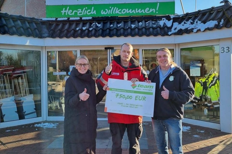 Glückliche Gesichter bei der Spendenübergabe: Svea Kruse und Holger Christen vom team Baucenter überreichten den symbolischen Scheck an Vormann Jan Peter Guttau (Mitte) von den Seenotrettern.
