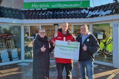 Glückliche Gesichter bei der Spendenübergabe: Svea Kruse und Holger Christen vom team Baucenter überreichten den symbolischen Scheck an Vormann Jan Peter Guttau (Mitte) von den Seenotrettern.