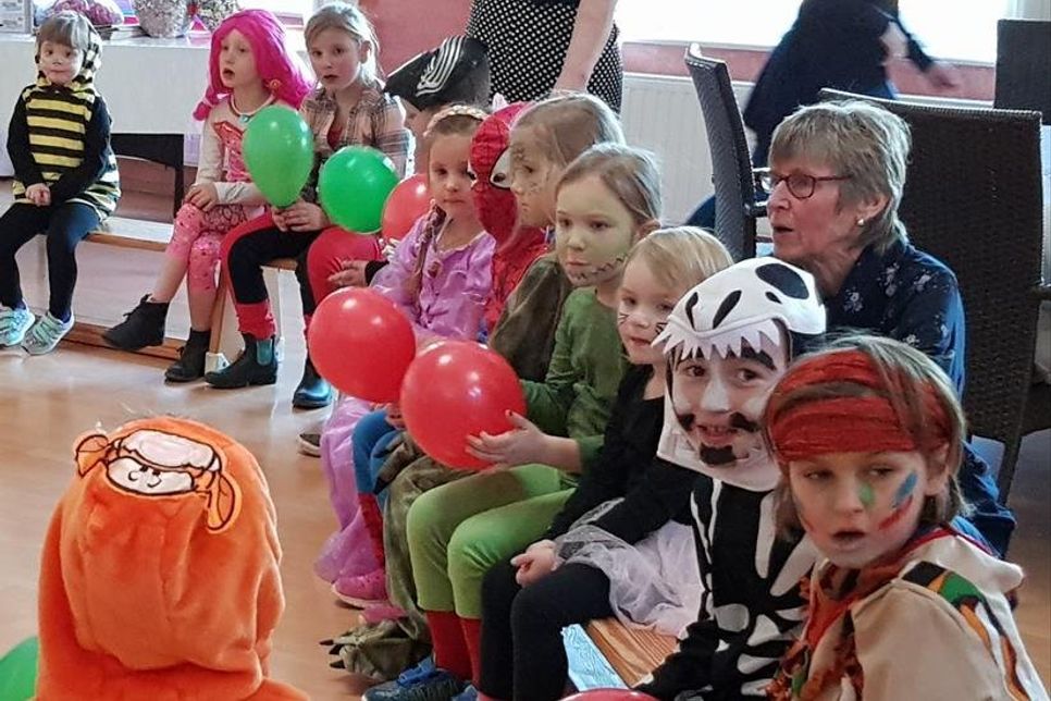 Die kleinen Jecken warteten gespannt auf den Luftballon-Tanz.