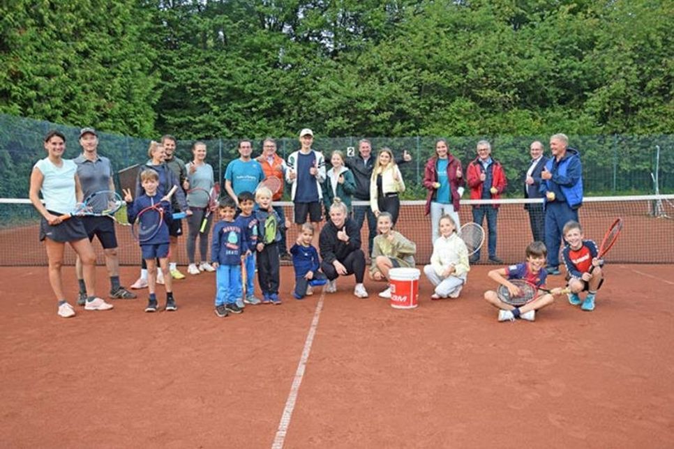 Teilnehmerinnen und Teilnehmer der LSV-Aktion „Familien in Bewegung“ beim Heikendorfer SV mit Ver- treterinnen und Vertretern des LSV, der AOK NordWest, des Heikendorfer SV und des Tennisverbandes Schleswig- Holstein