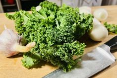Grünkohl ist ein unglaublich gesundes und hochbasisches Gemüse. Er liefert viel Calcium, Eisen, Vitamin K und Vitamin C plus eine Menge antioxidativ wirksamer Pflanzenstoffe.