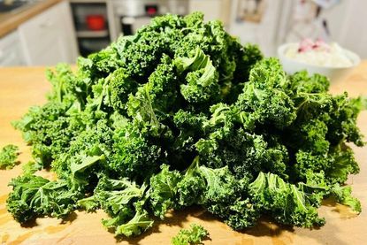 So sieht 1 Kilo Grünkohl aus. Da der Kohl noch sehr stark zusammenfällt, rechnet man ungefähr pro Person mit 0,5 Kilo.